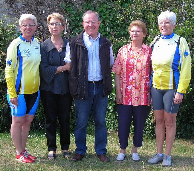 2011-06-09 19 Christian toujours bien entoure.JPG